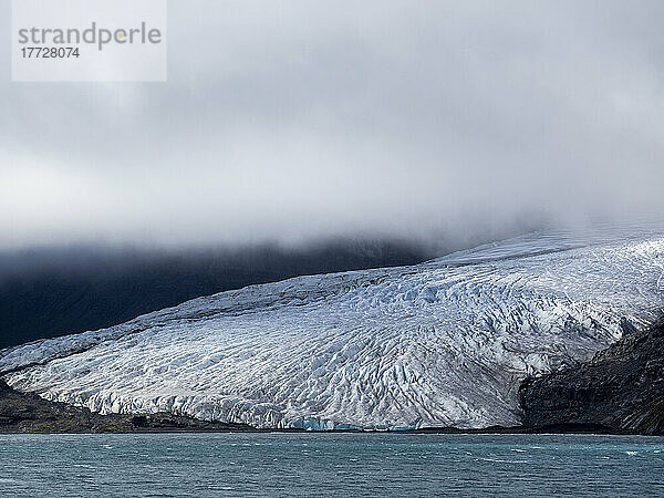 Eis- und schneebedeckte Berge mit Gletschern in der King Haakon Bay  Südgeorgien  Südatlantik  Polarregionen