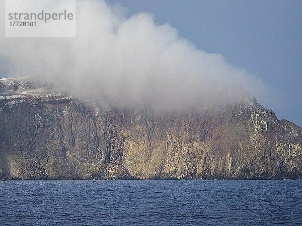 Ein Blick auf Lucifer Hill auf Candlemas Island  einer unbewohnten Vulkaninsel in den Südlichen Sandwichinseln  im Südatlantik und in den Polarregionen