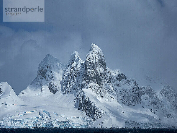Una Peaks am falschen Kap Renard  dem nördlichen Eingang zum Lemaire-Kanal  Antarktis  Polarregionen