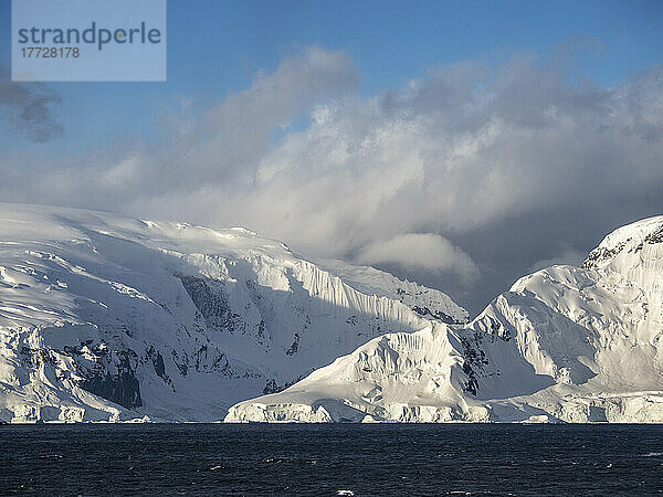 Schneebedeckte Berge auf Danco Island  vor der Antarktischen Halbinsel  Antarktis  Polarregionen