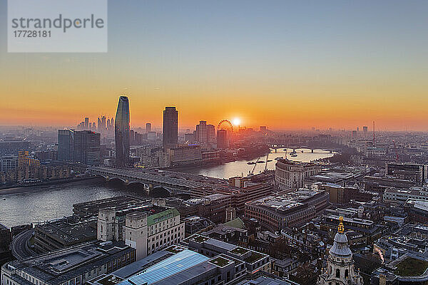 Luftaufnahme der Skyline von London und der Themse bei Sonnenuntergang  aufgenommen von der St. Paul's Cathedral  London  England  Vereinigtes Königreich  Europa