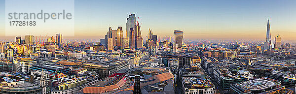 Panorama-Luftaufnahme der Skyline von London bei Sonnenuntergang  aufgenommen von der St. Paul's Cathedral  London  England  Vereinigtes Königreich  Europa