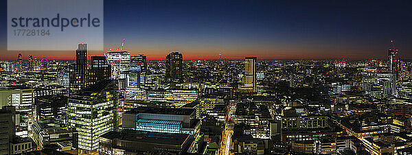 Panorama-Luftaufnahme der Skyline von London in der Abenddämmerung  einschließlich der St. Paul's Cathedral und West-London  England  Vereinigtes Königreich  Europa