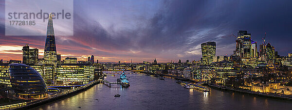 Panoramablick auf die Themse  The Shard  die City of London und die London Bridge bei Sonnenuntergang  London  England  Vereinigtes Königreich  Europa
