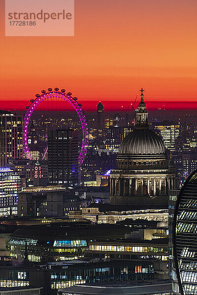 Luftaufnahme der Skyline von London bei Sonnenuntergang  einschließlich London Eye und St. Paul's Cathedral  London  England  Vereinigtes Königreich  Europa