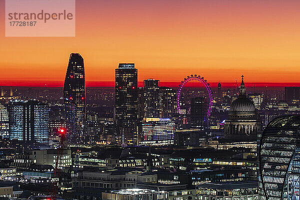 Luftaufnahme der Skyline von London bei Sonnenuntergang  einschließlich London Eye und St. Paul's Cathedral  London  England  Vereinigtes Königreich  Europa