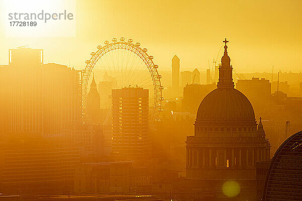 Luftaufnahme der Skyline von London bei Sonnenuntergang  einschließlich London Eye und St. Paul's Cathedral  London  England  Vereinigtes Königreich  Europa