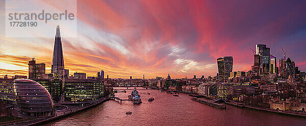 Panoramablick auf die Themse  The Shard  die City of London und die London Bridge bei Sonnenuntergang  London  England  Vereinigtes Königreich  Europa