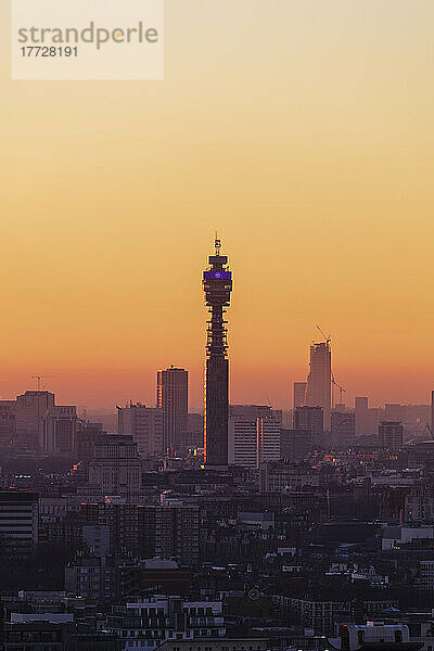 Luftaufnahme des BT Tower bei Sonnenuntergang  London  England  Vereinigtes Königreich  Europa