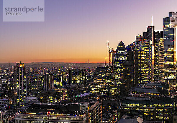 Luftaufnahme der Skyline von London bei Sonnenuntergang  einschließlich der Wolkenkratzer der City of London  London  England  Vereinigtes Königreich  Europa