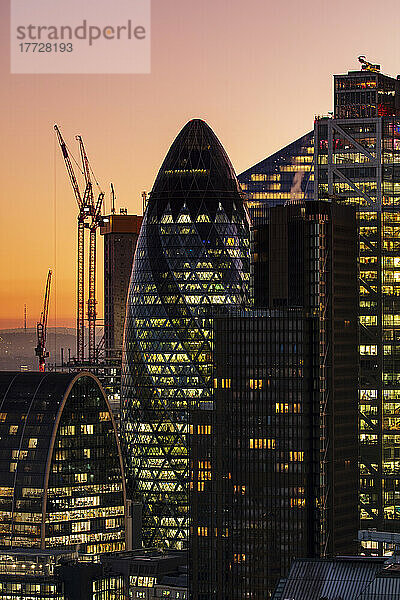 Luftaufnahme der Skyline von London bei Sonnenuntergang  einschließlich der Wolkenkratzer der City of London  London  England  Vereinigtes Königreich  Europa