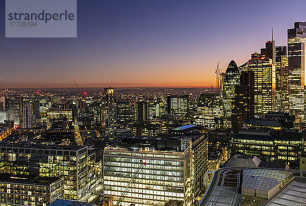 Luftaufnahme der Skyline von London bei Sonnenuntergang  einschließlich der Wolkenkratzer der City of London  London  England  Vereinigtes Königreich  Europa