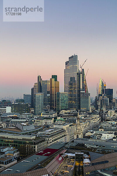 Luftaufnahme der Skyline von London bei Sonnenuntergang  aufgenommen von der St. Paul's Cathedral  London  England  Vereinigtes Königreich  Europa