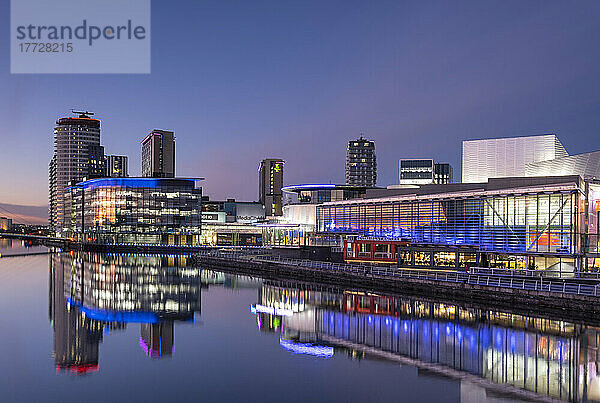 Das Lowry Centre und MediaCityUK bei Nacht  Salford Quays  Salford  Manchester  England  Vereinigtes Königreich  Europa