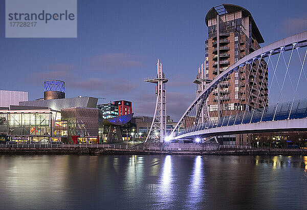 Das Lowry Centre und die Lowry Footbridge bei Nacht  Salford Quays  Salford  Manchester  England  Vereinigtes Königreich  Europa