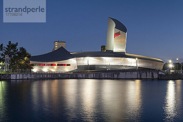 Imperial War Museum North bei Nacht  Salford Quays  Manchester  England  Vereinigtes Königreich  Europa