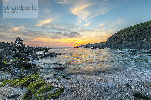 Sonnenuntergang über dem Atlantik  Combesgate Beach  Woolacombe  Devon  England  Vereinigtes Königreich  Europa