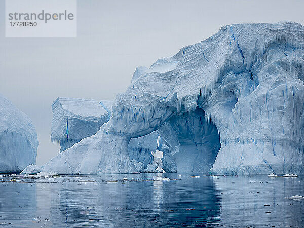 Großer Eisberg auf Grund eines Riffs auf der Peter-I-Insel  Bellingshausensee  Antarktis  Polarregionen