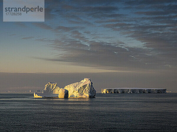 Großer Eisberg auf See in Richtung Peter-I-Insel  Bellingshausensee  Antarktis  Polarregionen