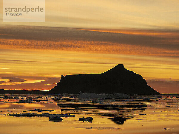 Sonnenuntergang über Tafel- und Gletschereis in der Nähe von Snow Hill Island  Weddellmeer  Antarktis  Polarregionen