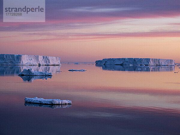 Sonnenuntergang über Tafel- und Gletschereis in der Nähe von Snow Hill Island  Weddellmeer  Antarktis  Polarregionen