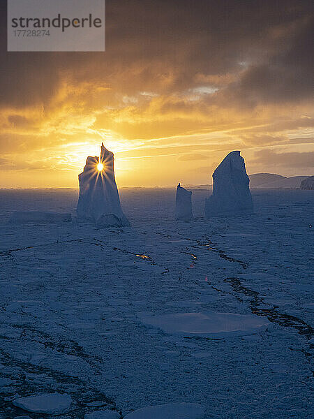 Sonnenuntergang über einem ungewöhnlichen Eisberg in der Nähe von Petermann Island  Antarktis  Polarregionen
