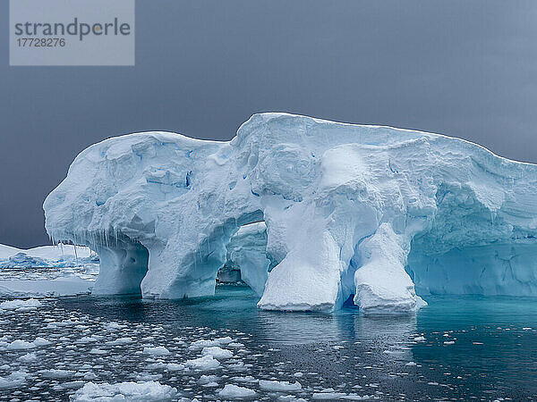 Ein riesiger Eisberg landete auf einem Riff in der Nähe des Eisbergfriedhofs  Pleneau Island  Antarktis  Polarregionen