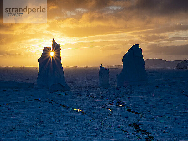 Sonnenuntergang über einem ungewöhnlichen Eisberg in der Nähe von Petermann Island  Antarktis  Polarregionen