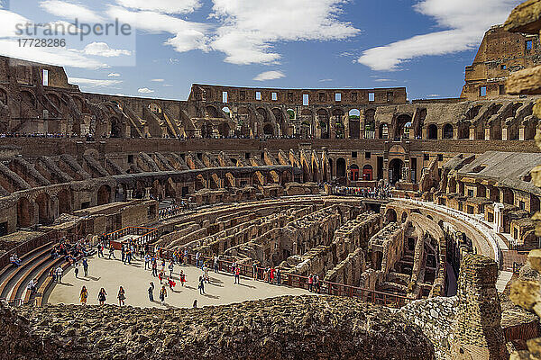 Kolosseum-Amphitheater  Arena-Panorama-Innenraum  UNESCO-Weltkulturerbe  Rom  Latium  Italien  Europa