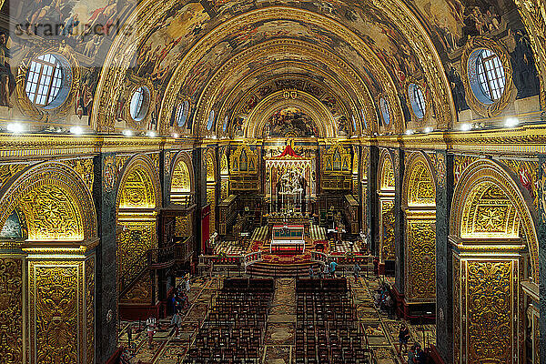 Panorama-Innenansicht der römisch-katholischen St. John Co-Cathedral mit goldenen Malteserkreuzsymbolen auf Bögen  Valletta  Malta  Europa