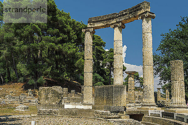 Antikes Olympia  archäologische Stätte mit kreisförmigen Gedenksäulen von Philippeion  UNESCO-Weltkulturerbe  Olympia  Griechenland  Europa