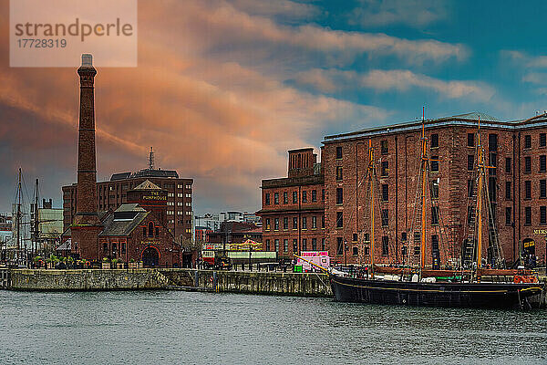 Abendansicht der Backstein- und Steingebäude und Lagerhäuser des Royal Albert Dock  darunter The Pumphouse  Liverpool  Merseyside  England  Vereinigtes Königreich  Europa