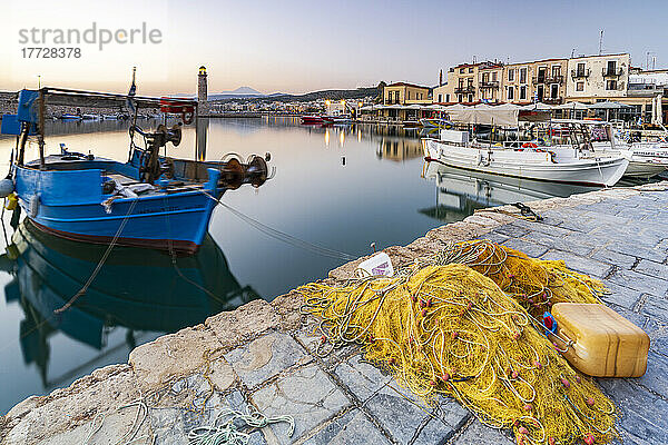Fischerboote vertäut im alten venezianischen Hafen  Rethymno  Insel Kreta  griechische Inseln  Griechenland  Europa