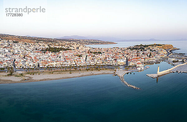 Luftpanorama des alten venezianischen Hafens und der mittelalterlichen Stadt Rethymno bei Sonnenaufgang  Insel Kreta  griechische Inseln  Griechenland  Europa