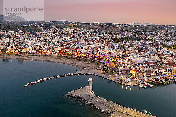 Luftaufnahme des venezianischen Hafens und Leuchtturms bei Sonnenuntergang  Rethymno  Insel Kreta  griechische Inseln  Griechenland  Europa