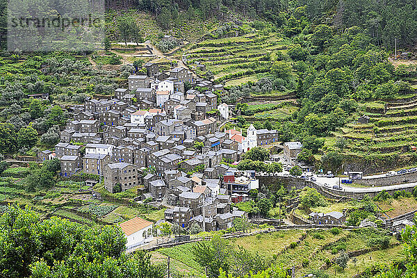 Blick über Piodao  mittelalterliches Bergdorf aus Schiefer  Serra da Estrela  Beira Alta  Portugal  Europa