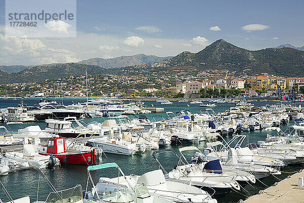 Blick über den Yachthafen auf die Stadt und die Küstenhügel der Region Balagne  L'Ile-Rousse  Haute-Corse  Korsika  Frankreich  Mittelmeer  Europa