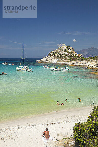 Touristen entspannen sich im seichten türkisfarbenen Wasser am Plage du Petit Loto  St-Florent  Haute-Corse  Korsika  Frankreich  Mittelmeer  Europa