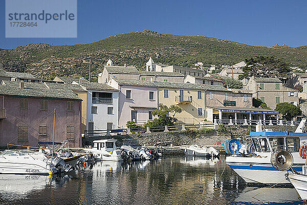Blick über den ruhigen Hafen auf typische Häuser mit Schieferdach  Centuri-Port (Port de Centuri)  Haute-Corse  Korsika  Frankreich  Mittelmeer  Europa