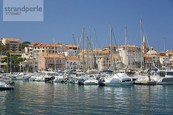 Blick über den Yachthafen auf die Stadt  Yachten und Motorboote  die sich im ruhigen Wasser spiegeln  Calvi  Haute-Corse  Korsika  Frankreich  Mittelmeer  Europa