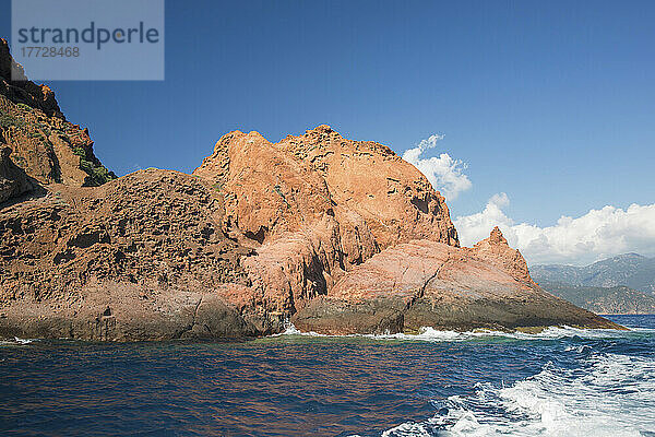 Die schroffen roten Klippen von Punta Rossa  Teil des Naturschutzgebiets Scandola  UNESCO-Weltkulturerbe  Porto  Corse-du-Sud  Korsika  Frankreich  Mittelmeer  Europa