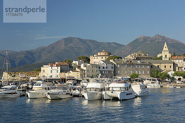 Blick über den Hafen auf die Stadt und die Zitadelle  die dahinter liegenden Hügel der Halbinsel Cap Corse  St-Florent  Haute-Corse  Korsika  Frankreich  Mittelmeer  Europa