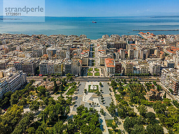 Drohnen-Luftaufnahme mit sichtbarem nördlichen Teil des Aristoteles-Hauptplatzes im Stadtzentrum  Thessaloniki  Griechenland  Europa