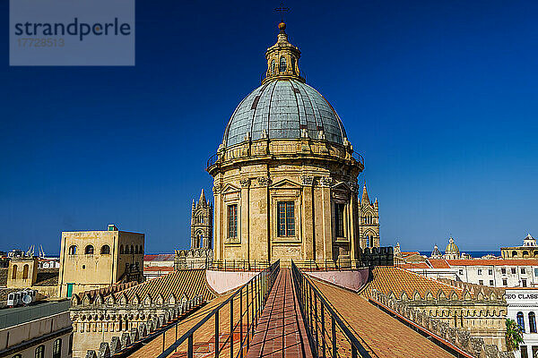 Kathedrale von Palermo  UNESCO-Weltkulturerbe  Kirchendach  schmaler Laufsteg vor wolkenlosem blauen Himmel  Palermo  Sizilien  Italien  Mittelmeer  Europa