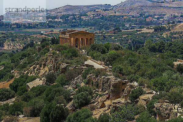 Antiker griechischer Concordia-Tempel  Panoramablick auf das Valle dei Templi  Agrigent  UNESCO-Weltkulturerbe  Sizilien  Italien  Mittelmeer  Europa