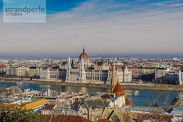 Panorama-Tagesansicht des Wahrzeichens des Orszaghaz-Parlamentskomplexes im neugotischen Stil am Ufer der Donau  UNESCO-Weltkulturerbe  Budapest  Ungarn  Europa