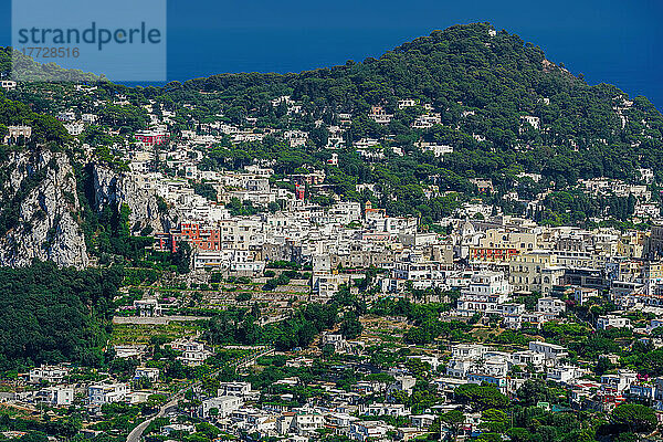 Anacapri-Landschaftspanorama mit niedrigen Gebäuden entlang der Hügel der Insel Capri am Golf von Neapel  Kampanien  Italien  Mittelmeer  Europa