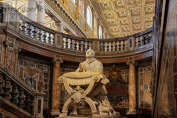 Innenraum der Basilika Papale di Santa Maria Maggiore mit Statue des betenden Papstes Pius IX.  UNESCO-Weltkulturerbe  Rom  Latium  Italien  Europa
