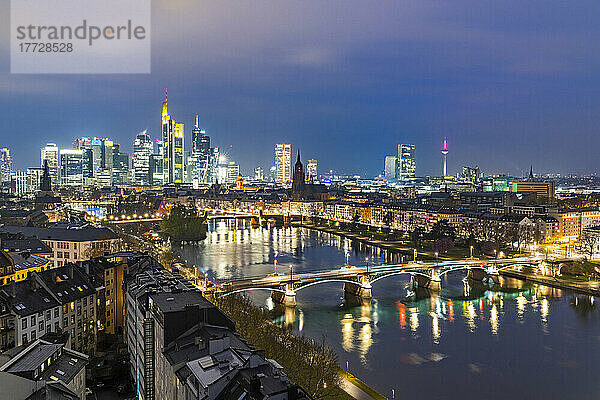 Lichter der Skyline des Frankfurter Geschäftsviertels spiegeln sich in der Abenddämmerung im Main  Frankfurt am Main  Hessen  Deutschland Europa
