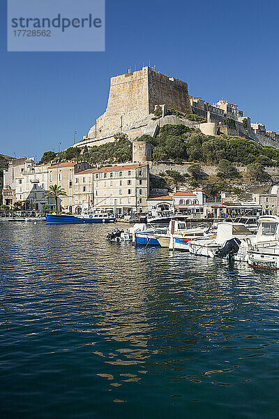 Blick über den Hafen auf die historische Zitadelle  die prominente Bastion de l'Etendard  Bonifacio  Corse-du-Sud  Korsika  Frankreich  Mittelmeer  Europa